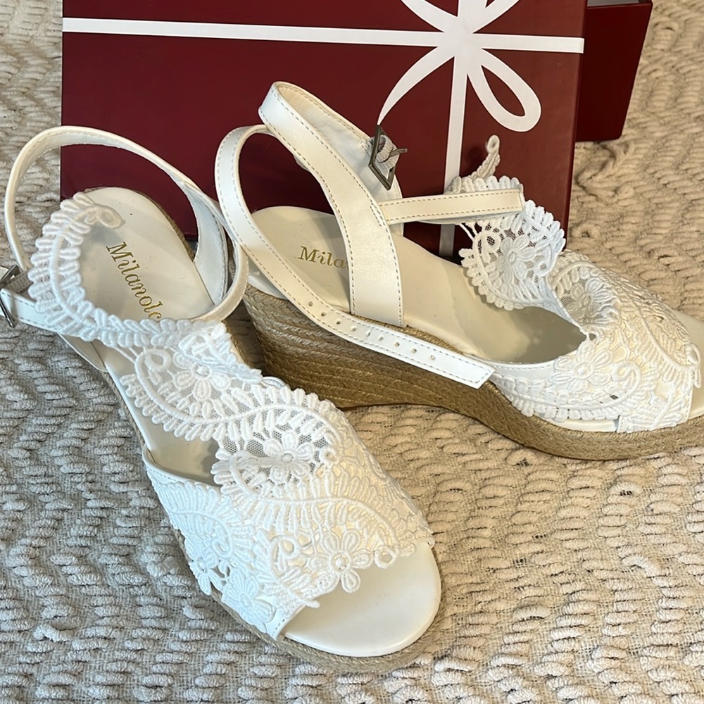 Women’s heels. Brand new. White lace. Size 8.